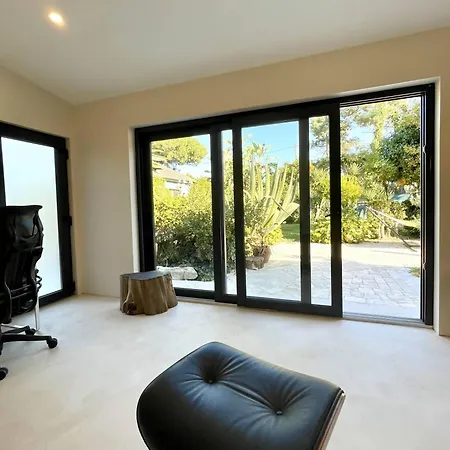 Modern In Lush Garden - Aroeira *